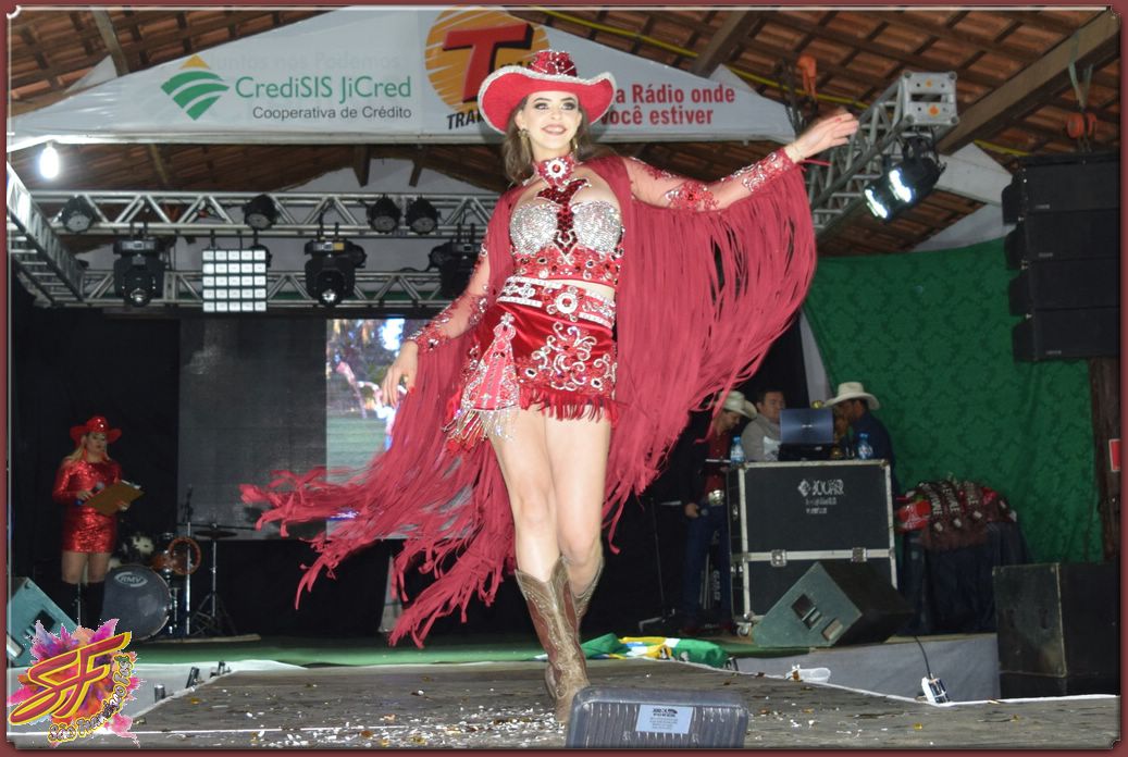 DESFILE DA RAINHA DA EXPOVALE 2019